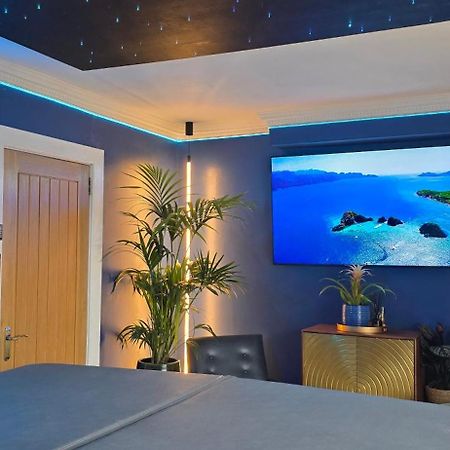 The New Blue Horse Suite At The Grumpy Schnauzer B&B Luxury Private Indoor Hot Tub Breakfast In Bed Airdrie Exterior foto
