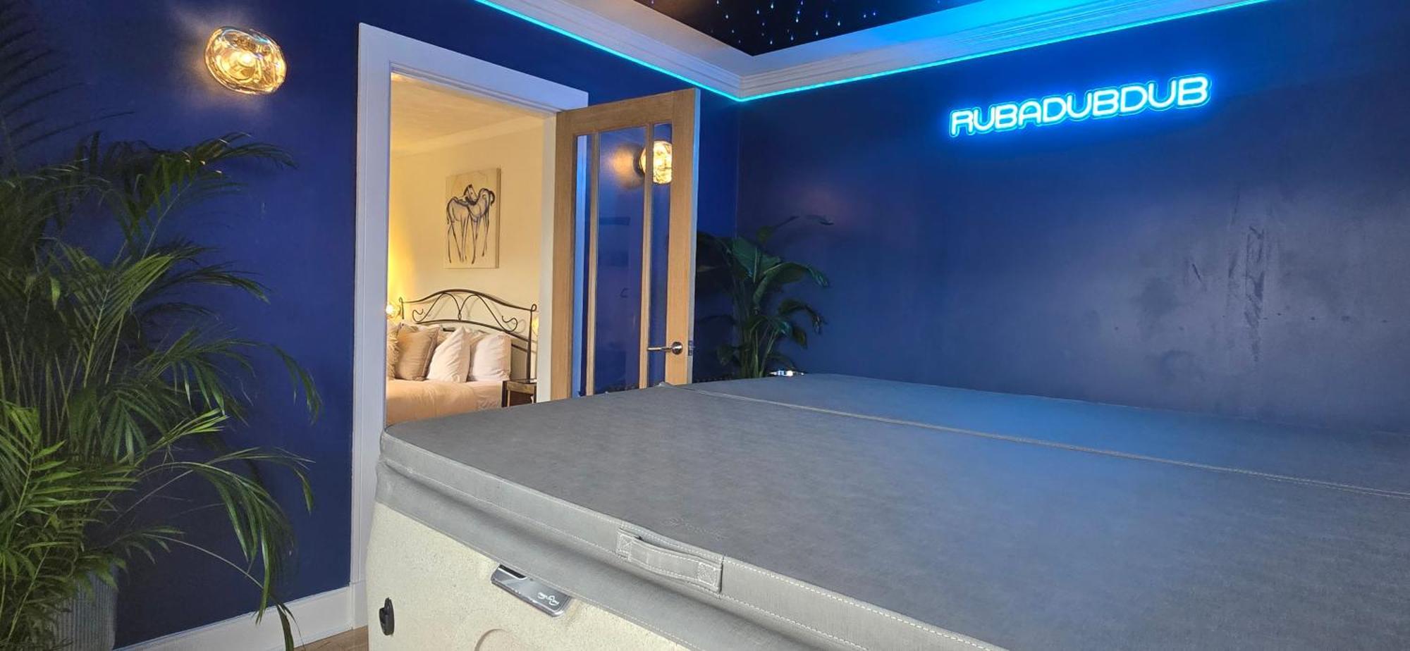 The New Blue Horse Suite At The Grumpy Schnauzer B&B Luxury Private Indoor Hot Tub Breakfast In Bed Airdrie Exterior foto